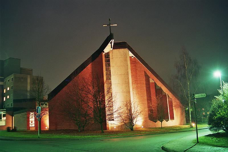 Die Kirche in der Nacht.JPG - Aussenansicht St. Elisabeth